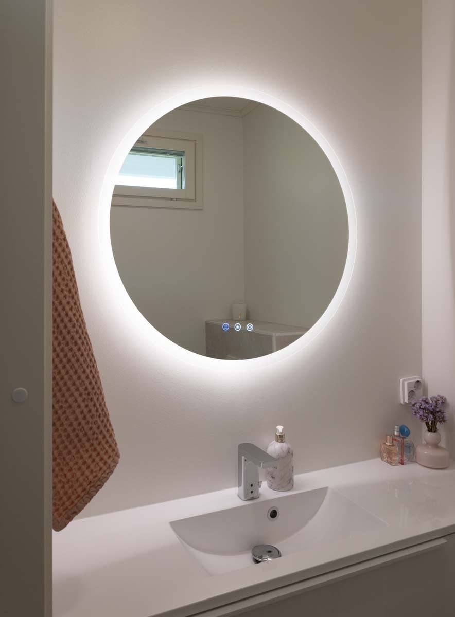 Lo specchio luminoso dimmerabile MOON 800 CCT, con tre temperature di colore e una funzione di defangazione, offre molta luce nella toilette. LedStore.fi